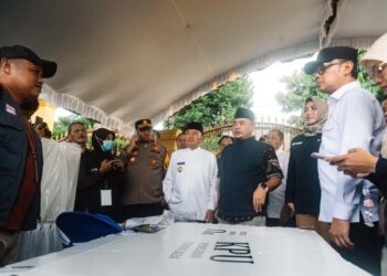 Gubernur Kalimantan Selatan, H Muhidin saat mendampingi Wakil Menteri Dalam Negeri (Wamendagri), Bima Arya Sugiarto melakukan pengecekan logistik pemungutan suara ulang (PSU) Pilkada Banjarbaru