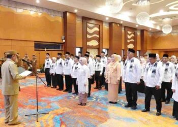 Gubernur Kalimantan Selatan, H Muhidin saat mengukuhkan Ketua dan Pengurus Tim Pembina Posyandu Provinsi Kalimantan Selatan