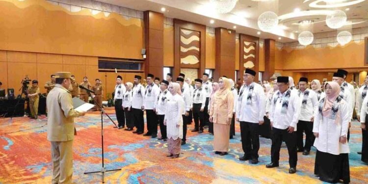 Gubernur Kalimantan Selatan, H Muhidin saat mengukuhkan Ketua dan Pengurus Tim Pembina Posyandu Provinsi Kalimantan Selatan