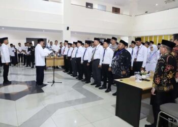 GUBERNUR Kalimantan Selatan, H Muhidin saat melantik petugas penyelenggara ibadah haji (PPIH) Embarkasi Haji Banjarmasin.