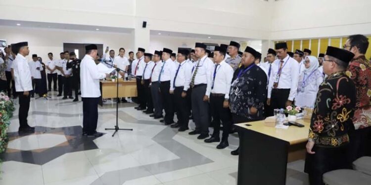 GUBERNUR Kalimantan Selatan, H Muhidin saat melantik petugas penyelenggara ibadah haji (PPIH) Embarkasi Haji Banjarmasin.