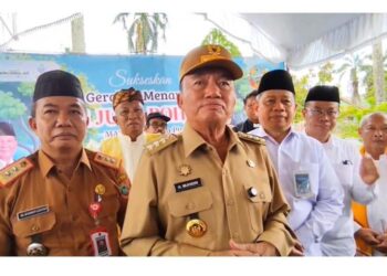 Gubernur Kalimantan Selatan, H Muhidin didampingi Pj Sekdaprov Kalsel, HM Syarifuddin menyampaikan keterangan terkait Geopark Meratus disela penanaman 10 ribu pohon di Kalsel