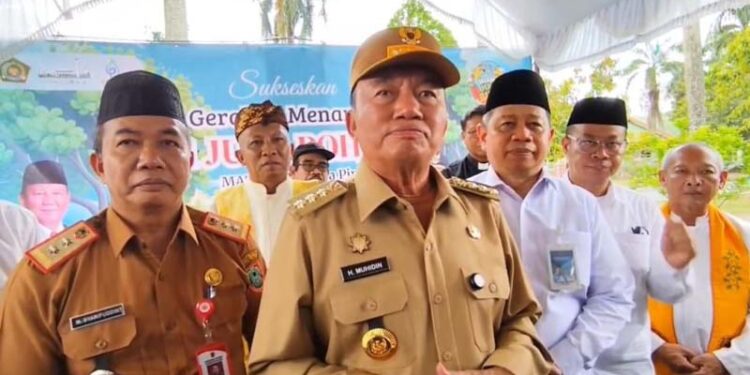 Gubernur Kalimantan Selatan, H Muhidin didampingi Pj Sekdaprov Kalsel, HM Syarifuddin menyampaikan keterangan terkait Geopark Meratus disela penanaman 10 ribu pohon di Kalsel