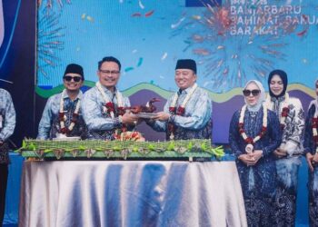 GUBERNUR Kalimantan Selatan H Muhidin saat menyerahkan itik panggang kepada Penjabat (Pj) Walikota Banjarbaru H Subhan Nor Yaumil pada puncak peringatan Hari Jadi ke-26 Kota Banjarbaru.