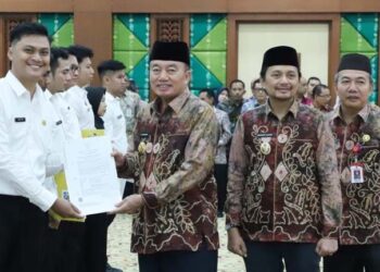 Gubernur Kalimantan Selatan, H Muhidin didampingi Wakil Gubernur, Hasnuryadi Sulaiman dan Pj Sekdaprov Kalsel, Muhammad Syarifuddin saat menyerahkan surat keputusan (SK) CPNS dan PPPK lingkup Pemprov Kalsel