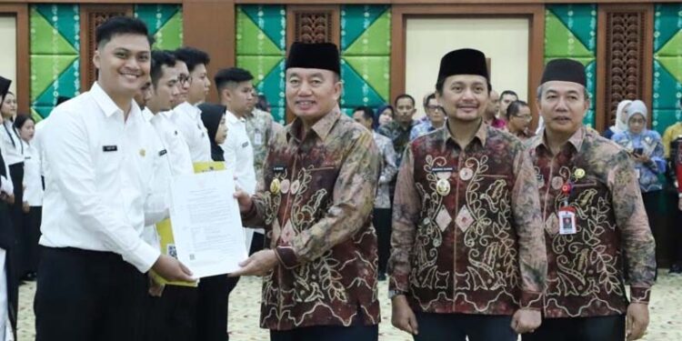 Gubernur Kalimantan Selatan, H Muhidin didampingi Wakil Gubernur, Hasnuryadi Sulaiman dan Pj Sekdaprov Kalsel, Muhammad Syarifuddin saat menyerahkan surat keputusan (SK) CPNS dan PPPK lingkup Pemprov Kalsel