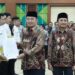 Gubernur Kalimantan Selatan, H Muhidin didampingi Wakil Gubernur, Hasnuryadi Sulaiman dan Pj Sekdaprov Kalsel, Muhammad Syarifuddin saat menyerahkan surat keputusan (SK) CPNS dan PPPK lingkup Pemprov Kalsel