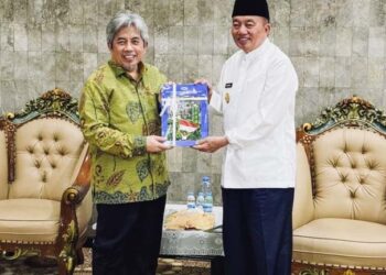 Gubernur Kalimantan Selatan, H Muhidin saat menerima dokumen laporan hasil evaluasi (LHE) APBD Kalsel diserahkan Kepala Perwakilan BPKP Provinsi Kalsel, Ayi Ariyanto