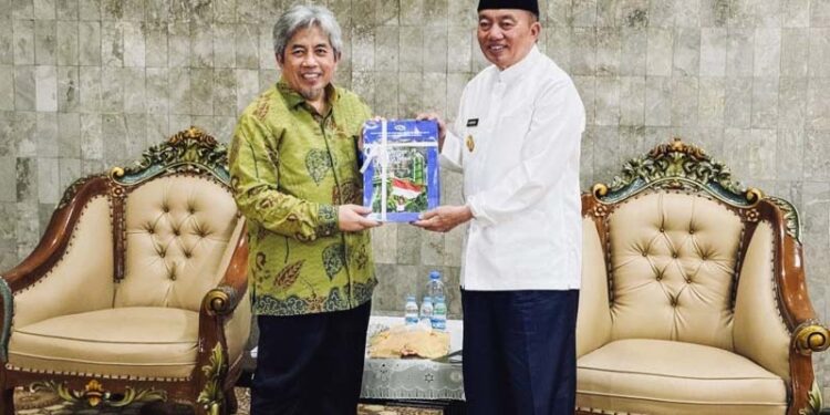 Gubernur Kalimantan Selatan, H Muhidin saat menerima dokumen laporan hasil evaluasi (LHE) APBD Kalsel diserahkan Kepala Perwakilan BPKP Provinsi Kalsel, Ayi Ariyanto