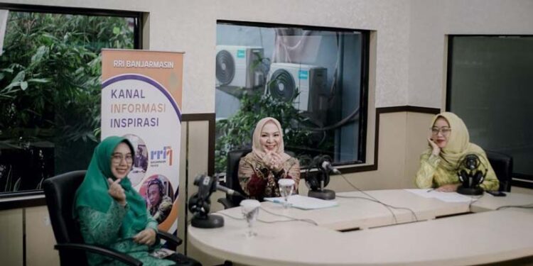 Ketua Tim Pembina (TP) Posyandu Provinsi Kalimantan Selatan, Hj Fathul Jannah Muhidin saat mensosialisasikan Gerakan New Posyandu dan Standar Pelayanan Minimal (SPM) Kesehatan Provinsi Kalsel yang dikenal dengan sebutan Wasaka (Wajib Dasar dan SPM Kalsel) pada siaran langsung RRI Banjarmasin