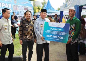 GUBERNUR Kalimantan Selatan, H Muhidin didampingi Wagub Hasnuryadi Sulaiman dan Walikota Banjarmasin HM Yamin saat menyerahkan bantuan dari Bank Kalsel berupa mesin pengolah sampah untuk pengelolaan limbah sisa makanan untuk LPMK Kelurahan Banua Anyar.
