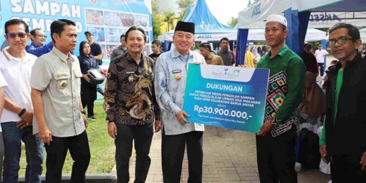 GUBERNUR Kalimantan Selatan, H Muhidin didampingi Wagub Hasnuryadi Sulaiman dan Walikota Banjarmasin HM Yamin saat menyerahkan bantuan dari Bank Kalsel berupa mesin pengolah sampah untuk pengelolaan limbah sisa makanan untuk LPMK Kelurahan Banua Anyar.