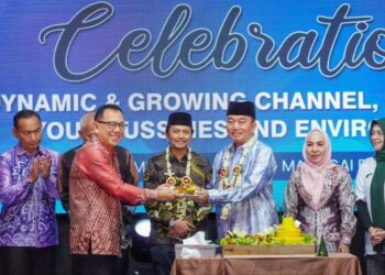 Gubernur Kalimantan Selatan, H Muhidin saat menyerahkan nasi tumpeng disela peringatan Hari Ulang Tahun (HUT) ke-21 PT Ambapers di Banjarmasin