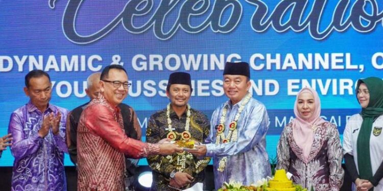 Gubernur Kalimantan Selatan, H Muhidin saat menyerahkan nasi tumpeng disela peringatan Hari Ulang Tahun (HUT) ke-21 PT Ambapers di Banjarmasin