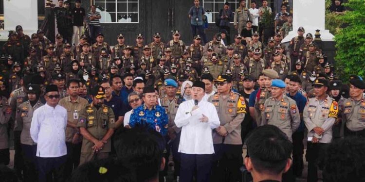 Gubernur Kalimantan Selatan, H Muhidin didampingi Pj Sekdaprov Kalsel, Muhammad Syarifuddin dan sejumlah kepala SKPD ketika menghadapi aksi demo dari mahasiswa yang tergabung dalam aliansi badan eksekutif mahasiswa (BEM) se-Kalsel