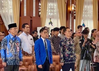 Staf Ahli Gubernur Bidang Pemerintahan, Hukum dan Politik, Adi Santoso, SSos, MSi (paling kiri) ketika menghadiri dan menyampaikan sambutan tertulis Gubernur Kalsel pada pembukaan seminar nasional di Kalsel
