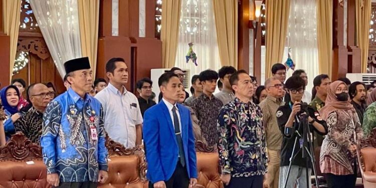 Staf Ahli Gubernur Bidang Pemerintahan, Hukum dan Politik, Adi Santoso, SSos, MSi (paling kiri) ketika menghadiri dan menyampaikan sambutan tertulis Gubernur Kalsel pada pembukaan seminar nasional di Kalsel