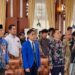 Staf Ahli Gubernur Bidang Pemerintahan, Hukum dan Politik, Adi Santoso, SSos, MSi (paling kiri) ketika menghadiri dan menyampaikan sambutan tertulis Gubernur Kalsel pada pembukaan seminar nasional di Kalsel