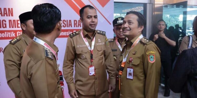 Wakil Gubernur (Wagub) Kalimantan Selatan, Hasnuryadi Sulaiman tampak berbincang disela menghadiri sarasehan nasional “Memperkokoh Ideologi Pancasila Menghadapi Tantangan Geopolitik Global Menuju Indonesia Raya” di Gedung MPR RI Jakarta