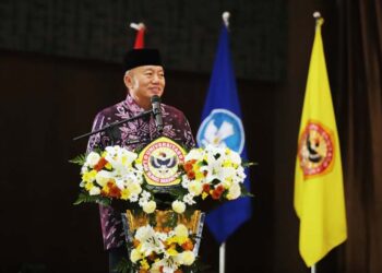 GUBENUR Kalsel H Muhidin menyampaikan sambutan saat menghadiri wisuda ke-124 ULM Tahun 2025 di Gedung Auditorium ULM, Banjarbaru, Kamis (22/5).