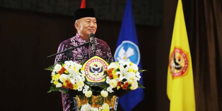 GUBENUR Kalsel H Muhidin menyampaikan sambutan saat menghadiri wisuda ke-124 ULM Tahun 2025 di Gedung Auditorium ULM, Banjarbaru, Kamis (22/5).