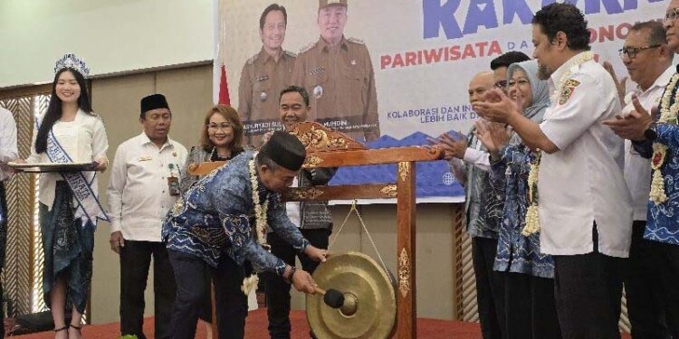 Penjabat (Pj) Sekdaprov Kalimantan Selatan, Muhammad Syarifuddin, MPd saat memukul gong sebagai tanda dibukanya rapat koordinasi teknis (Rakornis) bidang pariwisata dan ekonomi kreatif se-Kalsel