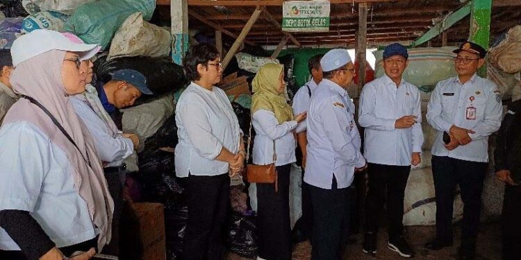 Menteri Lingkungan Hidup (LH), Hanif Faisol Nurrofiq saat meninjau bank sampah sekumpul, tampak mendampingi Plt Kepala Dinas LH Provinsi Kalsel, Hj Fathimatuzzahra dan Wakil Bupati Banjar, H Said Idrus Al Habsyie