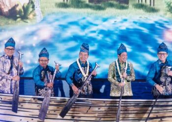 PENJABAT (Pj) Sekdaprov Kalimantan Selatan Muhammad Syarifuddin (tengah) ketika mengayuh perahu bersama-sama untuk mencapai kemajuan pembangunan di wilayah Kalimantan, Sulawesi, Maluku dan Papua (KADULAMPUA) atau kawasan timur Indonesia (KTI).