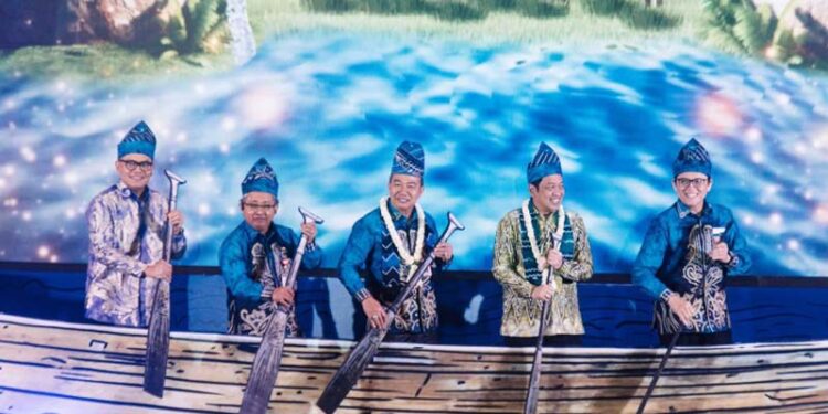 PENJABAT (Pj) Sekdaprov Kalimantan Selatan Muhammad Syarifuddin (tengah) ketika mengayuh perahu bersama-sama untuk mencapai kemajuan pembangunan di wilayah Kalimantan, Sulawesi, Maluku dan Papua (KADULAMPUA) atau kawasan timur Indonesia (KTI).