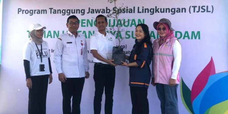 Plt Asisten Bidang Perekonomian dan Pembangunan Setdaprov Kalimantan Selatan, H Isharwanto (dua dari kiri) menyaksikan penyerahan secara simbolis pohon untuk ditanam di kawasan Tahura Sultan Adam, Mandiangin, Kabupaten Banjar