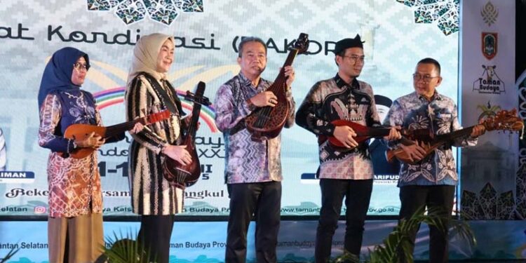 Plt Asisten Bidang Perekonomian dan Pembangunan Setdaprov Kalimantan Selatan, H Isharwanto (dua dari kiri) menyaksikan penyerahan secara simbolis pohon untuk ditanam di kawasan Tahura Sultan Adam, Mandiangin, Kabupaten Banjar