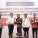Wakil Gubernur (Wagub) Kalimantan Selatan, Hasnuryadi Sulaiman saat menerima plakat penghargaan terkait implementasi kawasan tanpa rokok (KTR)