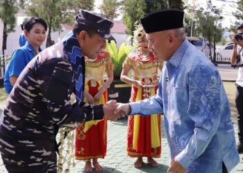 Gubernur Kalimantan Selatan, H Muhidin saat menyambut kedatangan Panglima Komando Armada II, Laksda TNI I Gung Putu Alit Jaya dan isteri serta rombongan di VIP Room Bandara Syamsudin Noor Banjarmasin di Banjarbaru