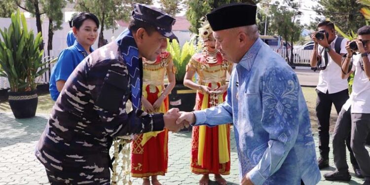 Gubernur Kalimantan Selatan, H Muhidin saat menyambut kedatangan Panglima Komando Armada II, Laksda TNI I Gung Putu Alit Jaya dan isteri serta rombongan di VIP Room Bandara Syamsudin Noor Banjarmasin di Banjarbaru