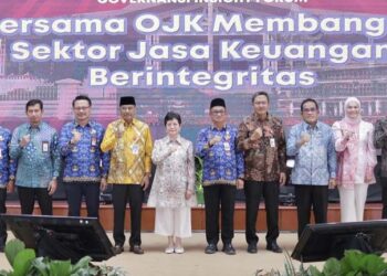 Asisten Bidang Administrasi Umum Setdaprov Kalimantan Selatan, Ahmad Bagiawan berfoto bersama Ketua Dewan Audit dan Anggota Dewan Komisioner OJK, Sophia Watimena, Ketua DPRD Kalsel, H Supian HK, Kepala Kantor Perwakilan BI Provinsi Kalsel, Fajar Majardi, Dirut Bank Kalsel, Fachruddin disela Governansi Insight Forum yang digelar oleh Otoritas Jasa Keuangan (OJK)