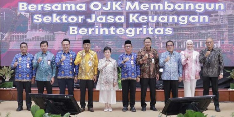 Asisten Bidang Administrasi Umum Setdaprov Kalimantan Selatan, Ahmad Bagiawan berfoto bersama Ketua Dewan Audit dan Anggota Dewan Komisioner OJK, Sophia Watimena, Ketua DPRD Kalsel, H Supian HK, Kepala Kantor Perwakilan BI Provinsi Kalsel, Fajar Majardi, Dirut Bank Kalsel, Fachruddin disela Governansi Insight Forum yang digelar oleh Otoritas Jasa Keuangan (OJK)