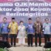 Asisten Bidang Administrasi Umum Setdaprov Kalimantan Selatan, Ahmad Bagiawan berfoto bersama Ketua Dewan Audit dan Anggota Dewan Komisioner OJK, Sophia Watimena, Ketua DPRD Kalsel, H Supian HK, Kepala Kantor Perwakilan BI Provinsi Kalsel, Fajar Majardi, Dirut Bank Kalsel, Fachruddin disela Governansi Insight Forum yang digelar oleh Otoritas Jasa Keuangan (OJK)