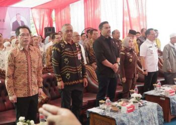 Kepala Dinas Koperasi dan UKM Provinsi Kalimantan Selatan, H Gusti Yanuar Noor Rifai saat mendampingi Menteri UMKM, Maman Abdurrahman pada pembukaan kembali Toko Mama Khas Banjar, di Banjarbaru
