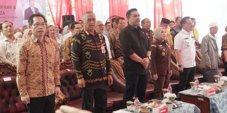 Kepala Dinas Koperasi dan UKM Provinsi Kalimantan Selatan, H Gusti Yanuar Noor Rifai saat mendampingi Menteri UMKM, Maman Abdurrahman pada pembukaan kembali Toko Mama Khas Banjar, di Banjarbaru