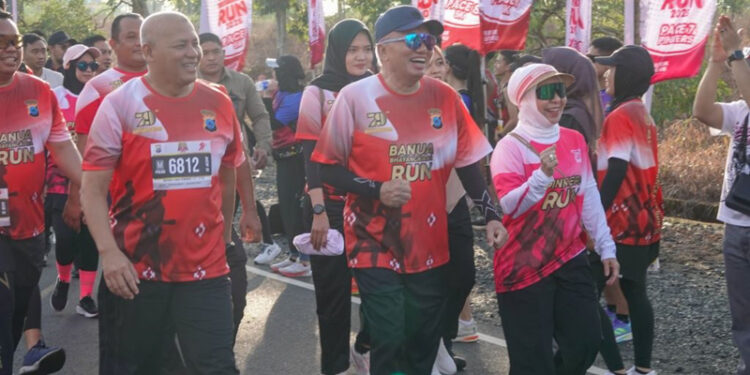 Gubernur Kalimantan Selatan, H Muhidin dan isteri, Hj Fathul Jannah serta Kapolda Kalsel, Irjen Pol Rosyanto Yudha Hermawan ikut mengikuti Banua Bhayangkara Run 2025 yang digelar dalam rangka memeriahkan HUT ke-79 Bhayangkara tahun 2025