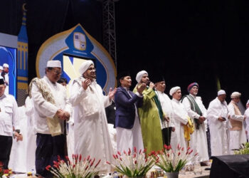 Wakil Gubernur (Wagub) Kalimantan Selatan, Hasnuryadi Sulaiman bersama habaib dan ulama mengikuti Barito Putera Bershalawat di halaman parkir barat Masjid Raya Sabilal Muhtadin