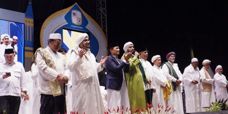 Wakil Gubernur (Wagub) Kalimantan Selatan, Hasnuryadi Sulaiman bersama habaib dan ulama mengikuti Barito Putera Bershalawat di halaman parkir barat Masjid Raya Sabilal Muhtadin