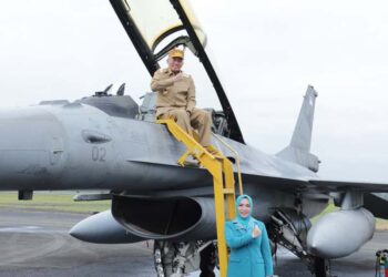 GUBERNUR Kalsel H Muhidin dan istrinya Hj Fathul Jannah berpose dengan pesawat tempur unggulan TNI AU, yakni F-16 AM/BM di Lanud Syamsudin Noor.
