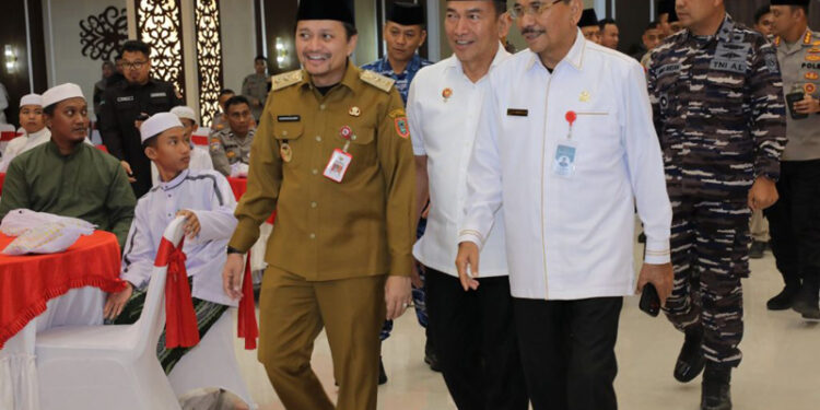 Wakil Gubernur (Wagub) Kalimantan Selatan, Hasnuryadi Sulaiman saat menghadiri doa bersama lintas agama dalam rangka peringatan Hari Bhayangkara ke-79 tahun 2025 di Auditorium Polda Kalsel di Banjarbaru