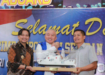 GUBERNUR Kalimantan Selatan, H Muhidin didampingi Wagub H Hasnuryadi menerima souvenir dari Komandan KRI dr Radjiman Wedyodiningrat - 992, Kolonel Laut (P) Sadimin, berupa miniatur KRI dr Radjiman Wedyodiningrat - 992.