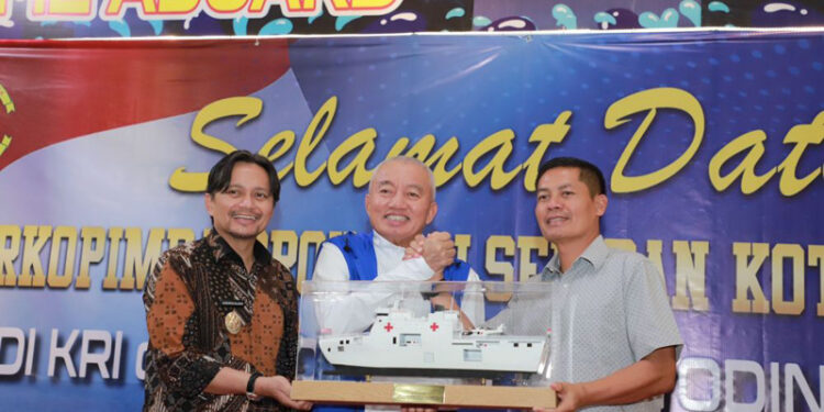 GUBERNUR Kalimantan Selatan, H Muhidin didampingi Wagub H Hasnuryadi menerima souvenir dari Komandan KRI dr Radjiman Wedyodiningrat - 992, Kolonel Laut (P) Sadimin, berupa miniatur KRI dr Radjiman Wedyodiningrat - 992.