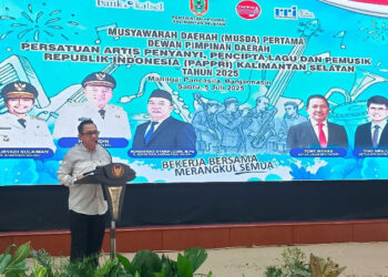 Asisten Bidang Adminitrasi Umum Setdaprov Kalimantan Selatan, H Ahmad Bagiawan saat menyampaikan sambutan tertulis Gubernur Kalsel pada pembukaan Musda Persatuan Artis Penyanyi, Pencipta Lagu dan Pemusik Republik Indonesia (PAPPRI) Kalsel tahun 2025