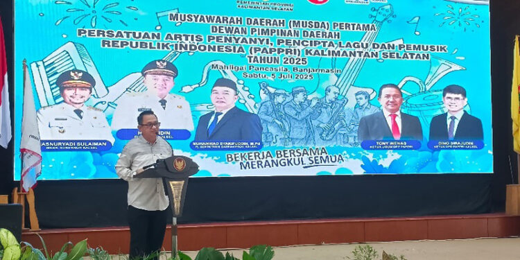 Asisten Bidang Adminitrasi Umum Setdaprov Kalimantan Selatan, H Ahmad Bagiawan saat menyampaikan sambutan tertulis Gubernur Kalsel pada pembukaan Musda Persatuan Artis Penyanyi, Pencipta Lagu dan Pemusik Republik Indonesia (PAPPRI) Kalsel tahun 2025