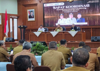 Penjabat (Pj) Sekdaprov Kalimantan Selatan, HM Syarifuddin (tengah) saat memimpin rapat koordinasi (Rakor) di lingkup Pemprov Kalsel, di Gedung Idham Chalid, Kantor Gubernur Kalsel di Banjarbaru