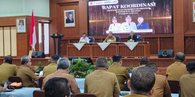 Penjabat (Pj) Sekdaprov Kalimantan Selatan, HM Syarifuddin (tengah) saat memimpin rapat koordinasi (Rakor) di lingkup Pemprov Kalsel, di Gedung Idham Chalid, Kantor Gubernur Kalsel di Banjarbaru